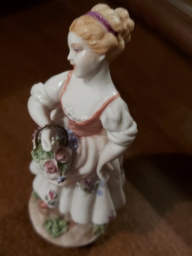 Statuina ragazza con cestino - ragazza,